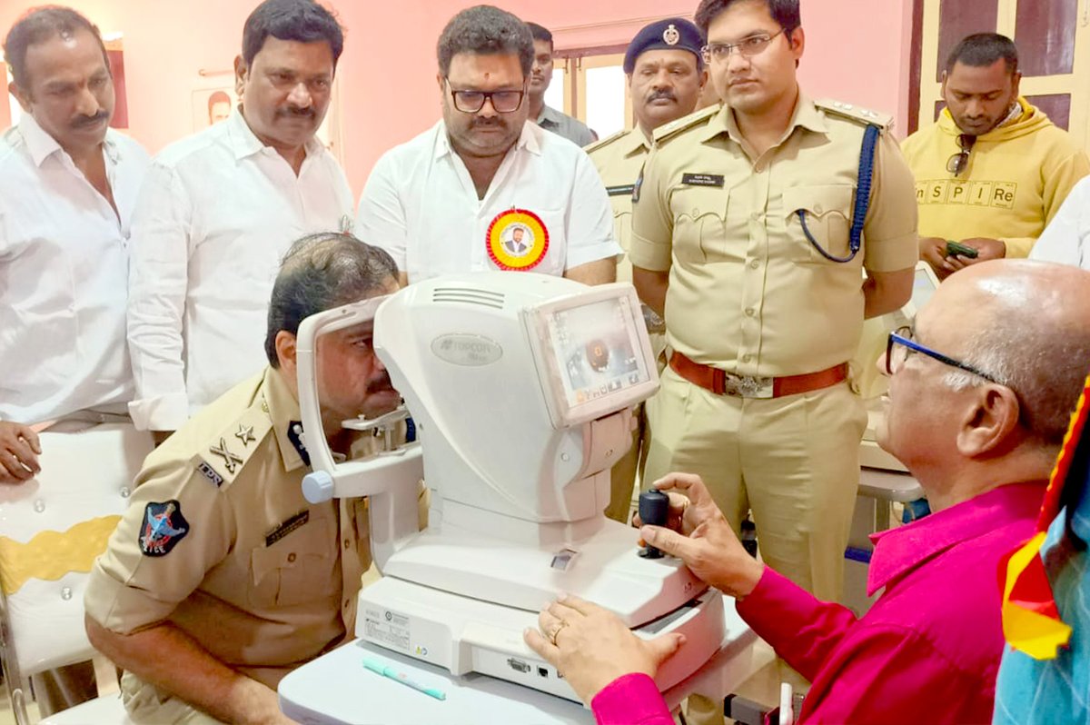 SSBF_Official's tweet photo. ఏలూరు అమీనాపేట, శ్రీ సురేష్ చంద్ర బహుగుణ పోలీస్ ఇంగ్లిష్ మీడియం స్కూల్ లో విద్యార్థులకు ఉచిత కంటి పరీక్షలు నిర్వహించే నేత్ర వైద్య శిబిరంలో ఏలూరు రేంజ్ ఐజీ జీవీజీ అశోక్ కుమార్ గారు, ఏలూరు జిల్లా ఎస్పీ కె. ప్రతాప్ శివ కిషోర్ గారు, ఏఎస్పీ నక్క సూర్యచంద్రరావు గారు కలిసి పాల్గొన్నారు. https://t.co/GSVgOKmdBz