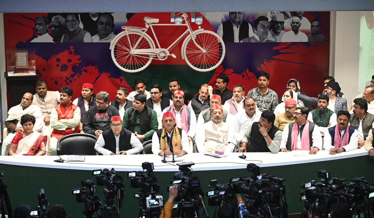 yadavakhilesh's tweet image. भाजपा दालमंडी वालों को दाल की तरह दले नहीं।

आप मुआवज़े में दूसरी जगह दुकान तो दे सकते हैं लेकिन ग्राहक नहीं। 

एक दुकान जमाने में ज़माने लगते है लेकिन उजाड़ने में कुछ पल भी नहीं। 

क़ुदरत का इंसाफ़ एक दिन भाजपा की नकारात्मक राजनीति को भी ढहा देगा। 

किसी की जीविका छीनने का…