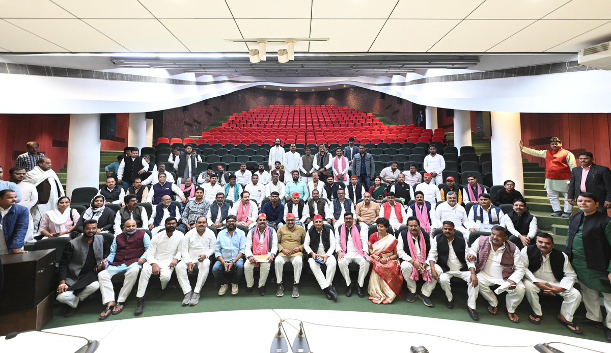 yadavakhilesh's tweet image. भाजपा दालमंडी वालों को दाल की तरह दले नहीं।

आप मुआवज़े में दूसरी जगह दुकान तो दे सकते हैं लेकिन ग्राहक नहीं। 

एक दुकान जमाने में ज़माने लगते है लेकिन उजाड़ने में कुछ पल भी नहीं। 

क़ुदरत का इंसाफ़ एक दिन भाजपा की नकारात्मक राजनीति को भी ढहा देगा। 

किसी की जीविका छीनने का…