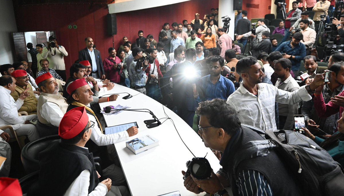 yadavakhilesh's tweet image. भाजपा दालमंडी वालों को दाल की तरह दले नहीं।

आप मुआवज़े में दूसरी जगह दुकान तो दे सकते हैं लेकिन ग्राहक नहीं। 

एक दुकान जमाने में ज़माने लगते है लेकिन उजाड़ने में कुछ पल भी नहीं। 

क़ुदरत का इंसाफ़ एक दिन भाजपा की नकारात्मक राजनीति को भी ढहा देगा। 

किसी की जीविका छीनने का…