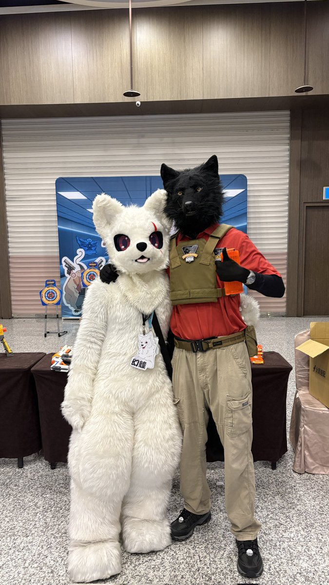ray29765's tweet image. 非常日常的合照！

🐺： @Kasar700

📸： @Turquobitbit

#毛毛星期五 #Fursuitfriday #infurnity2025 #獸無限2025 #萬獸方城市