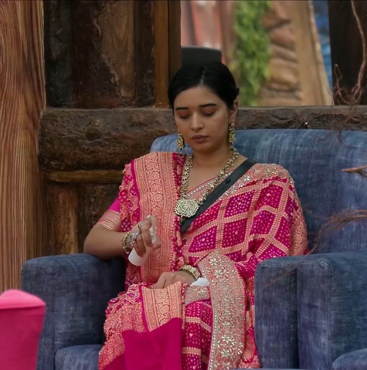 SatyavadiLadki's tweet image. Amaal - thek hai tu Tanna?
Aur bol dia kar mai nahi karugi chopping duty
Tanya - han thek hu
Amal - Kunica ko smajh nai aata hai abhi bhai ko jake 10 seconds nahi hoa aur chopping duty karwana chahti hai let Tanya have her recovery time yar 

Tanya - thanks aap sabko mere lie…