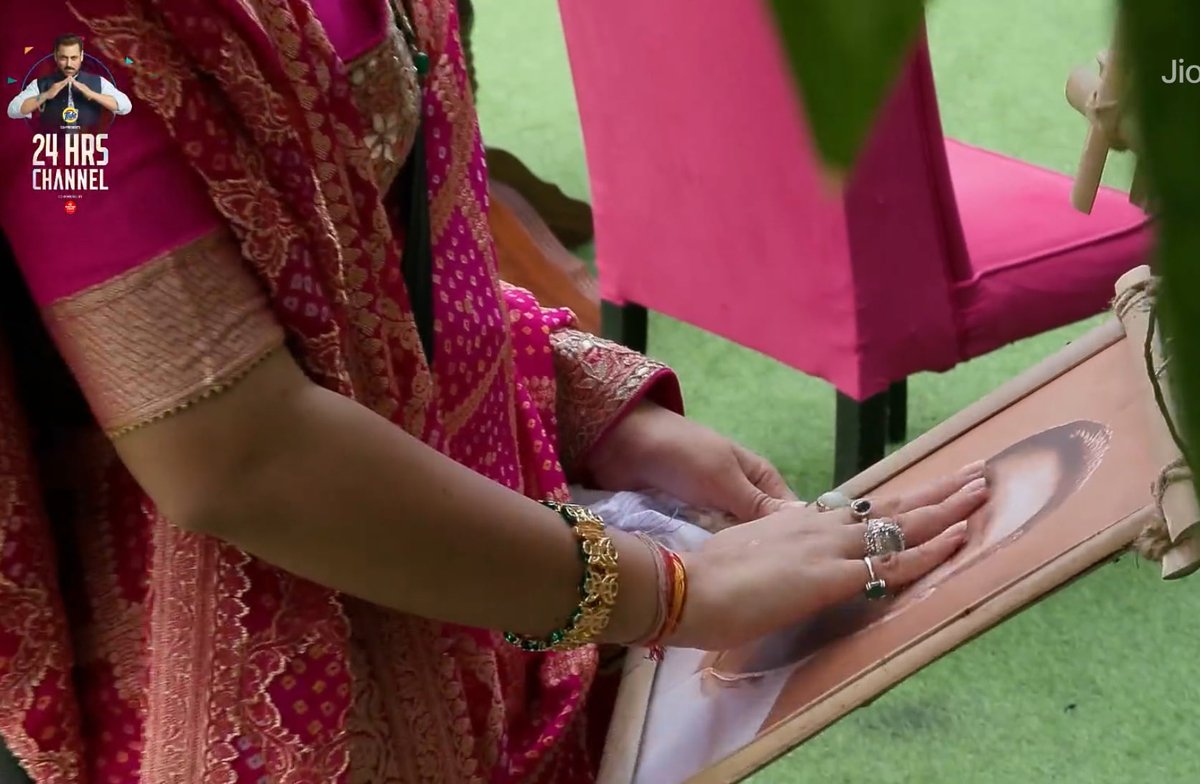 SatyavadiLadki's tweet image. Amaal - thek hai tu Tanna?
Aur bol dia kar mai nahi karugi chopping duty
Tanya - han thek hu
Amal - Kunica ko smajh nai aata hai abhi bhai ko jake 10 seconds nahi hoa aur chopping duty karwana chahti hai let Tanya have her recovery time yar 

Tanya - thanks aap sabko mere lie…