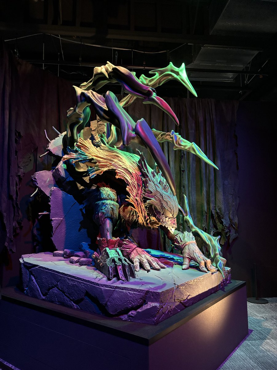 ヒロアカ原画展行ってきた。
1時間くらいかかるのでお手洗いは今のうちに〜って係の人が言ってたけど、見終わったら2時間半経ってた😂
進むのがめちゃくちゃ遅くて、本来並ばなくていいから空いてるところから先に見てたけど、それでも時間かかった。
内容は素晴らしくて、入場料安すぎると思った！