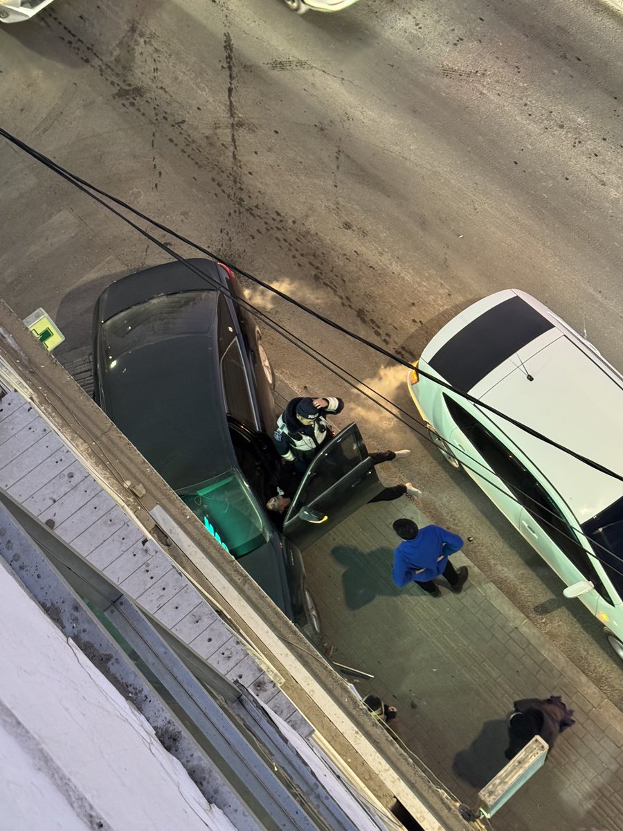 байр мөргөж бхийн😡😡 архи үнэртэхгүй ...тэгсэн хэрнээ тасарцан...Өнөө хар тамхиал хэргэлсэн үү!! гөлөгнүүд хүн явж бсан бол дуусаа дуусаа