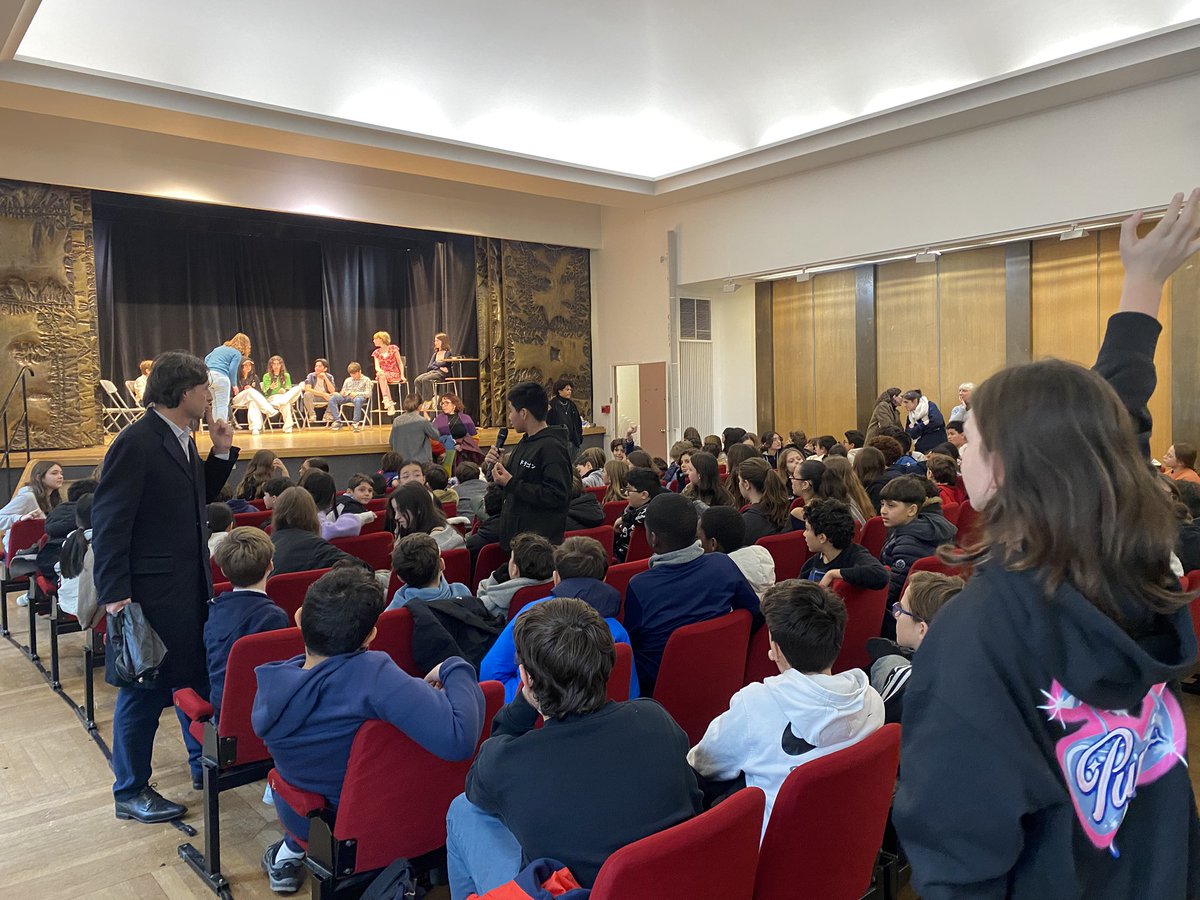 Tous les élèves du collège Gauguin participent à la mairie à une séance de théâtre 🎭 débat autour du sujet du harcèlement : pièce montée et jouée par des élèves du collège 🏫 <a href="/dburkli/">Delphine Bürkli</a>