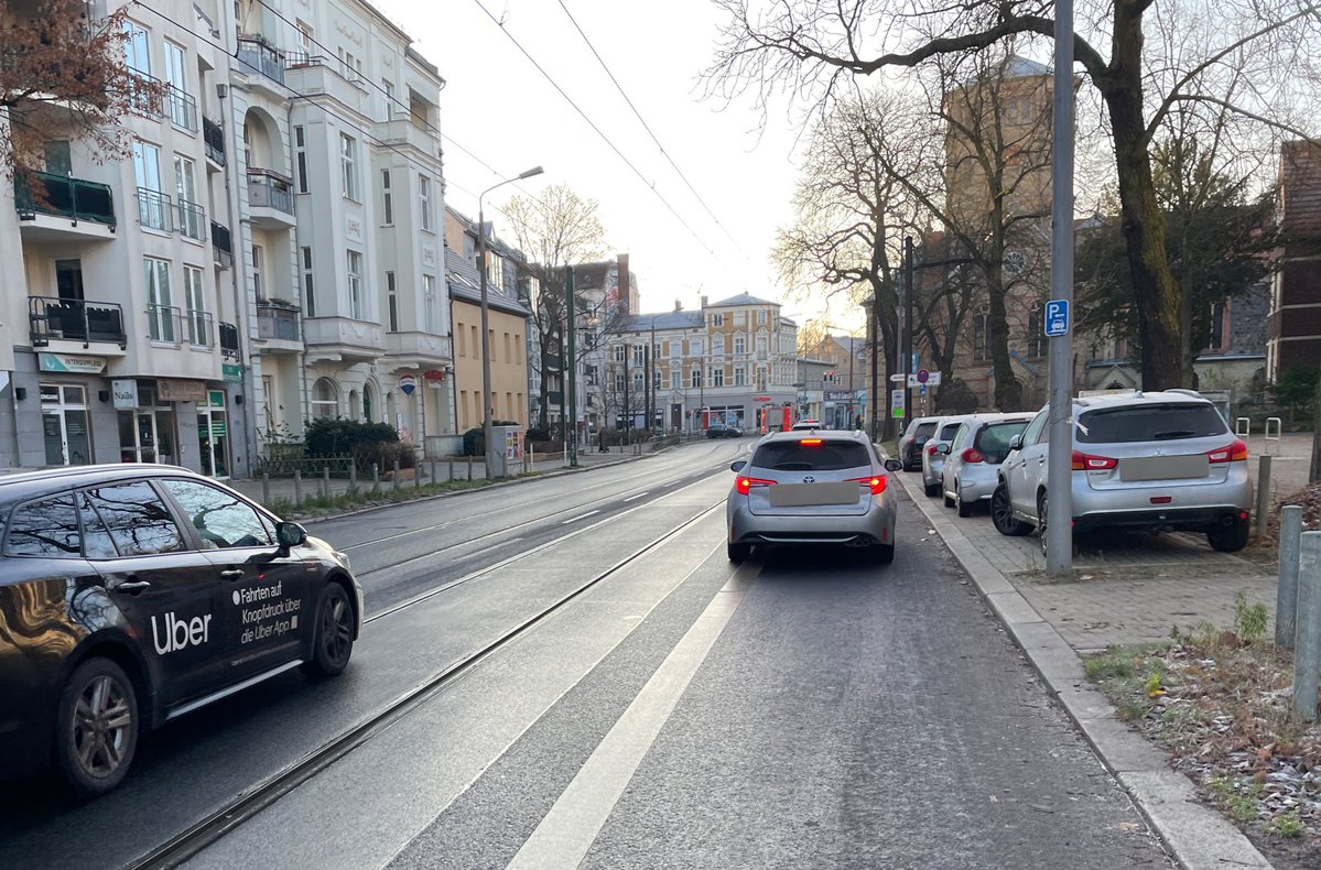 BikerPankow's tweet image. Täglich, morgens, abends, immer — Autos auf dem benutzungspflichtigen Radweg. Stehend, parkend, warnblinkend. #Pankow #Dietzgenstraße