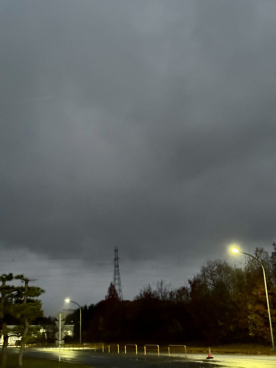 こんばんは、金曜日お疲れ様でした😊

今日は一日小雨日和の金曜日でした🌧️
明日は天気は良いようです☀️

いよいよ週末ですね✨
連休の人もそうじゃない人も楽しい週末に
なると良いですね☘️

16:45そら　　気温8℃

#イマソラ #キリトリセカイ #ソラクモ