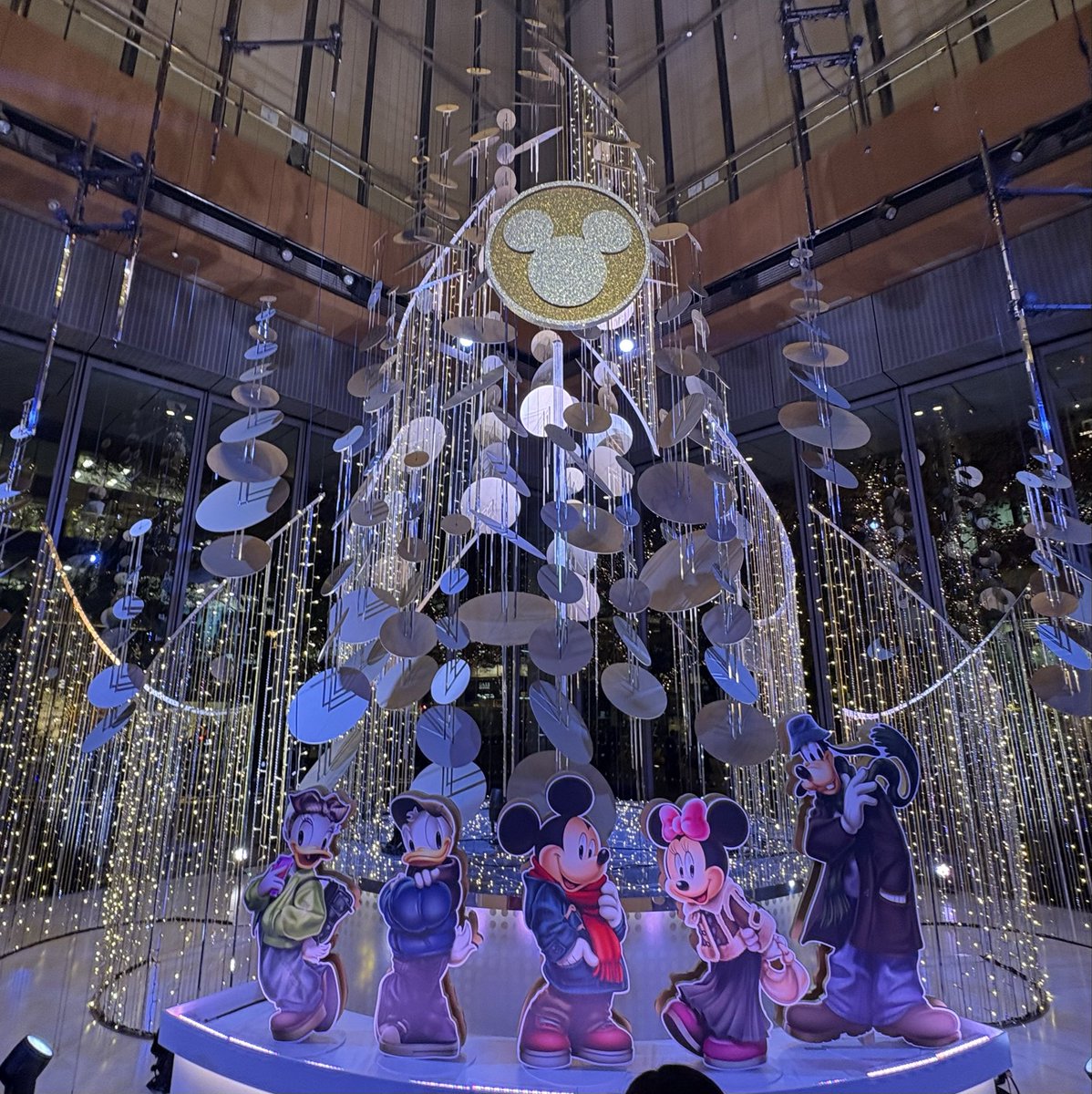 GreatestClassic's tweet image. 今日は東京で用事があったので丸の内を歩いて1万歩達成✨

年末のイルミネーションが始まっていて散歩しながら癒されました。

数年前はこの辺りで働いていて日常の景色だったけれど、離れてみると贅沢なものだったんだなとしみじみ🌙

#ウォーキング　#ダイエット　＃健康　#フィットネス 　＃散歩…