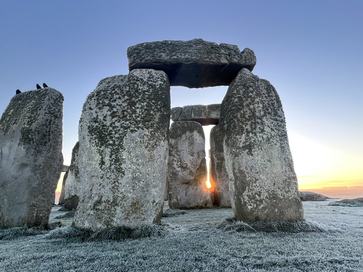 ST0NEHENGE's tweet image. Sunrise at Stonehenge today (21st November) was at 7.33am, sunset is at 4.10pm 🌤️ ❄️