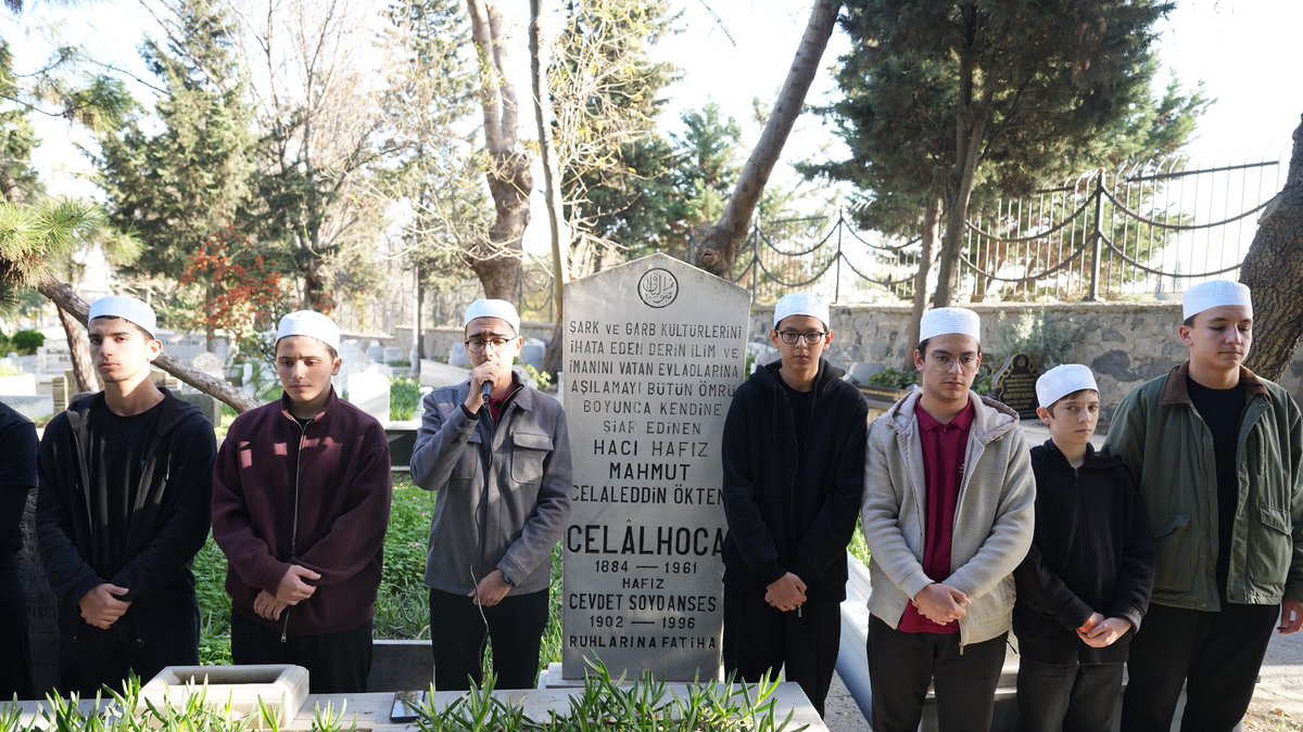 “Çift Kanatlı Gençler” diye adlandırdığı imam hatip öğrencilerimizle birlikte vefatının 64.yıl dönümünde Merhum Celaleddin Ökten hocamızın kabrini ziyaret ettik. 

🤲🏻 Yasin-i Şerif okuyarak duamızı ettik. 
Bugünümüzün, yarınımızın ve geleceğimizin mimarı olan Celal Hocamıza