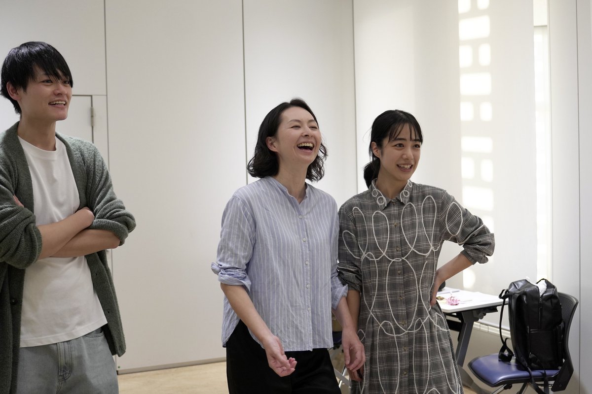 pancakenokai's tweet image. パンケーキの会『エーリヒ・ケストナー～消された名前～』
先日の勉強会では実際に身体を動かす時間もありました。
稽古に入る前に座組のチームワークが一気に深まる楽しい時間となりました

🎫発売は11月29日～
お得なセット券は現在先行発売中！
docs.google.com/forms/d/e/1FAI…

#ある夜をめぐって