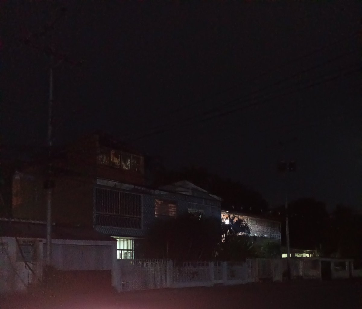 ajgm0819's tweet photo. Aragua #Maracay #Denuncia Son más de 5 Meses que lleva las Calle 99, 12 y 13 de la Urbanización la Barraca a Oscuras, vecinos exigen el Restablecimiento del Alumbrado Público, ya que son Más de 20 Luminarias Dañadas @CorpoelecInfo @CorpoelecAragua @AlcDeGirardot https://t.co/PJbdams3Vh