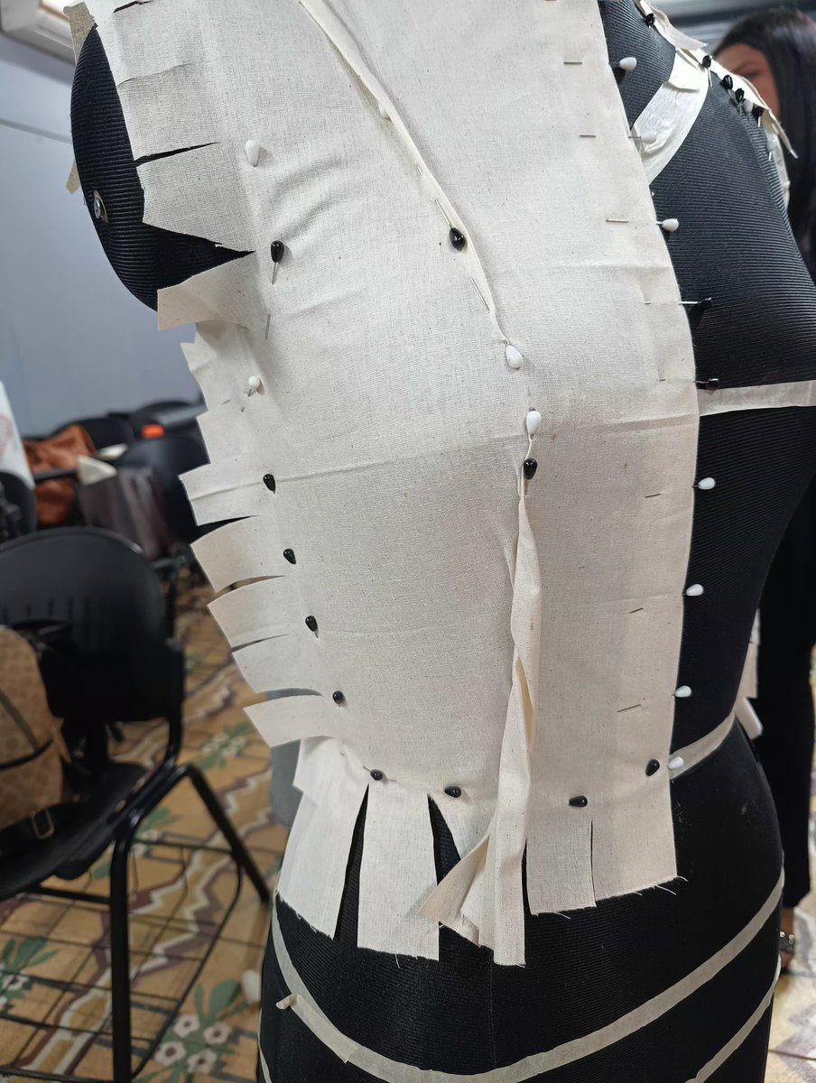 ArishaOishy's tweet photo. Double dart manipulation
#draping #DRAPLINE #Pattern #patterndesign #FashionGoals #fashionstyle #FashionDeals #designer #designtutorials #bodysuits #dressup #clothes #fabric #front #back #DIY #art #artwork #artist #draw #drawing #Creators #basicfit #Creative #work #TOPS #Friday https://t.co/TbjGtCvYXM