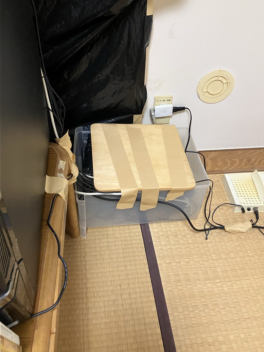 EcBHyqCSJ9ZSovw's tweet image. 絡まってました（笑）

パソコン裏のケーブルとハードディスクと電源はケースにコンパクトにまとめました。

危険なので👌