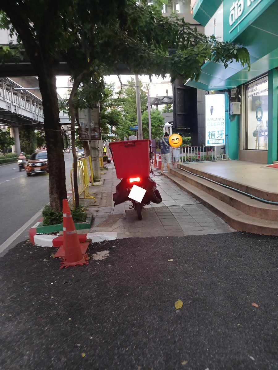 バイクが歩道を爆走してても何の違和感もない、それがタイランド🇹🇭