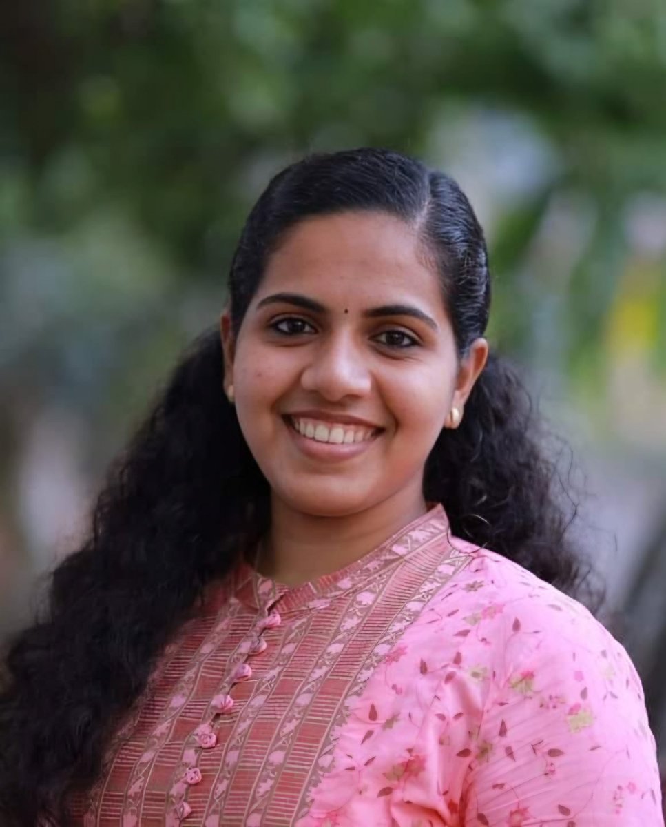 theskindoctor13's tweet image. She&apos;s Arya Rajendran of CPI(M). At 21, she became India’s youngest mayor. Her rise was hailed as a symbol of youth entering leadership, of women claiming political space, of a generational shift against patriarchy.

Why isn’t the same recognition given to Maithili Thakur, now the…