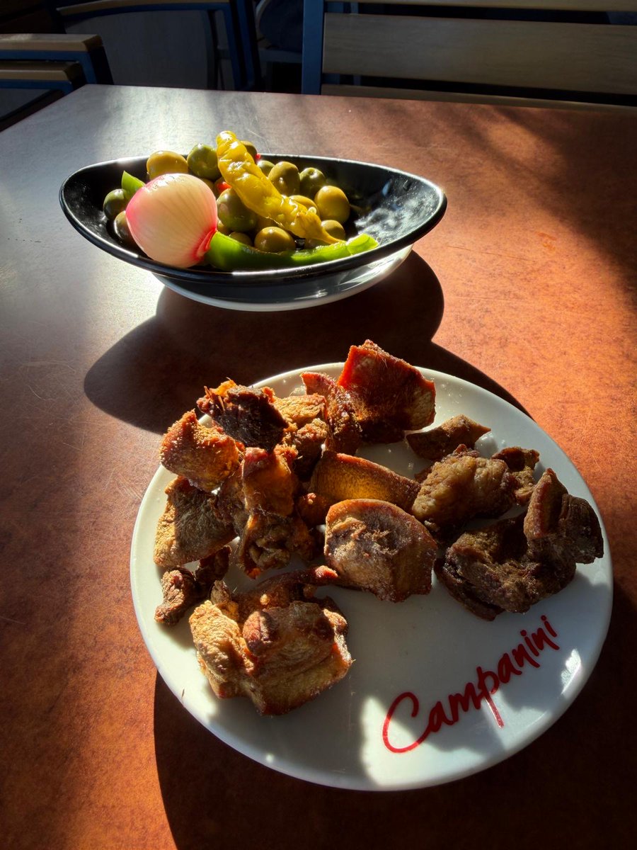 Als hij tijdens het wielrennen stopt bij dit restaurant aan de Costa Blanca, moet mijn Spaanse vriend altijd aan mij - en mijn lievelingsgerecht - denken: gefrituurde varkensoren! Een delicatesse uit de streek.