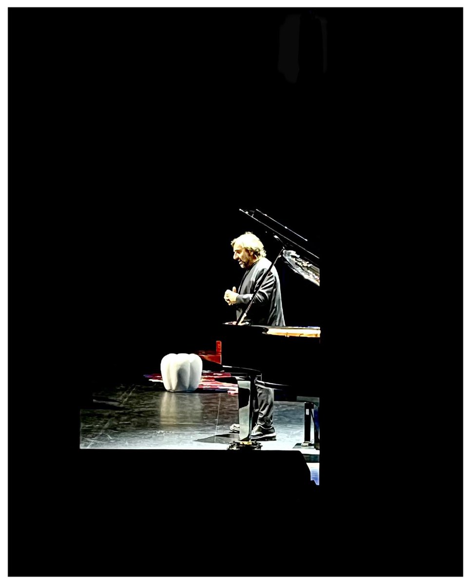 adelefugere's tweet image. Hier soir, j’ai partagé un plateau avec #andremanoukian. Il m’a pris la main. M’a dit qu’il ressentait beaucoup de vibrations dans ma voix. Que j’avais un prénom prédestiné pour le chant. Je lui ai dit que si je chantais là, maintenant, on allait tous mourir.
On a ri.