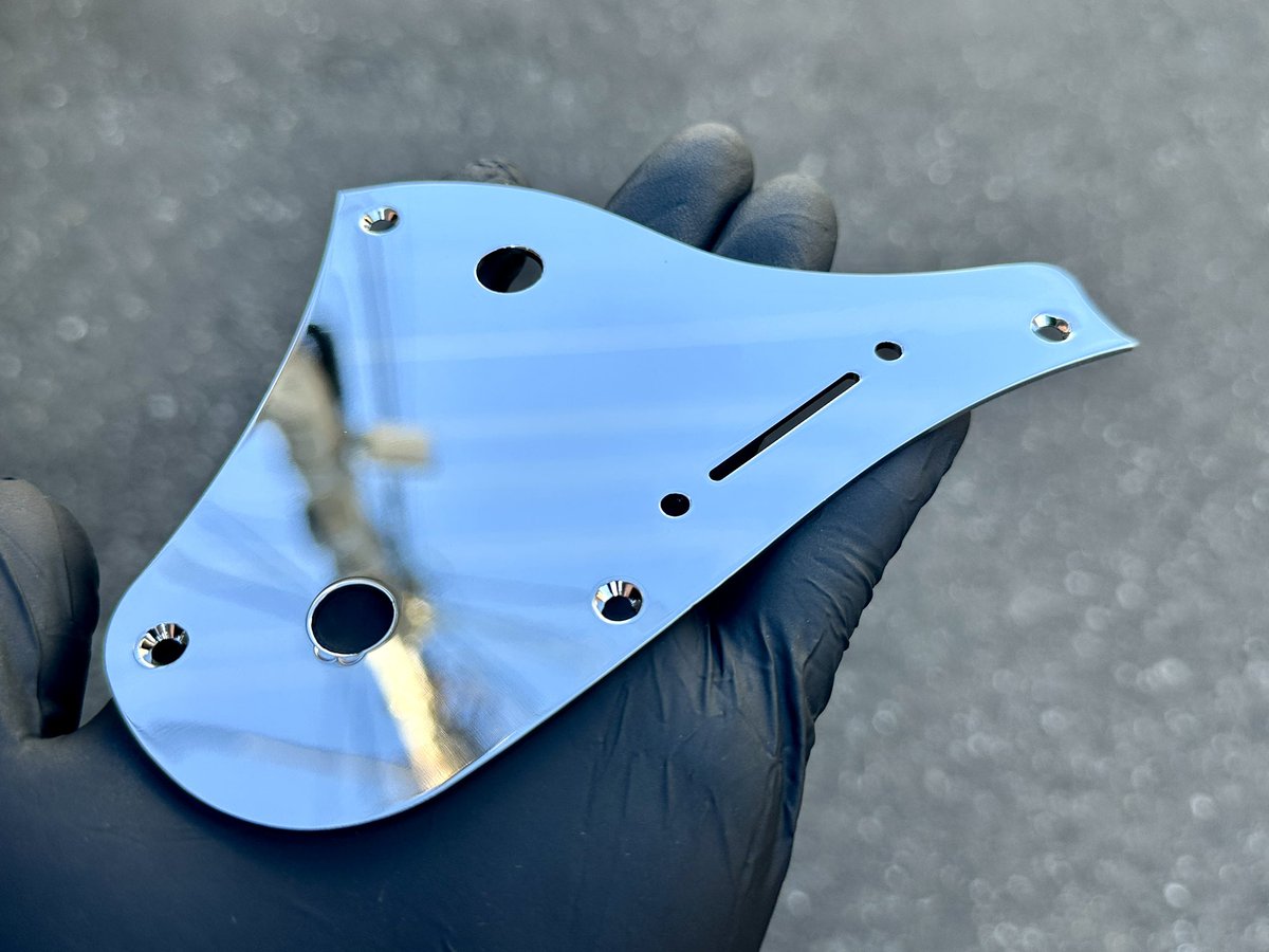 Quinticコントロールプレートの製作はとにかく気遣いが大事なのです。

こちらの製品は特に【真鍮、切り出し、平面鏡面研磨、ダブルニッケル下地メッキ、クロームメッキ仕上げ】という材料から形状から仕上げまで全てにおいて製造を行う方ならば分かる製作難度の高い装飾パーツ。