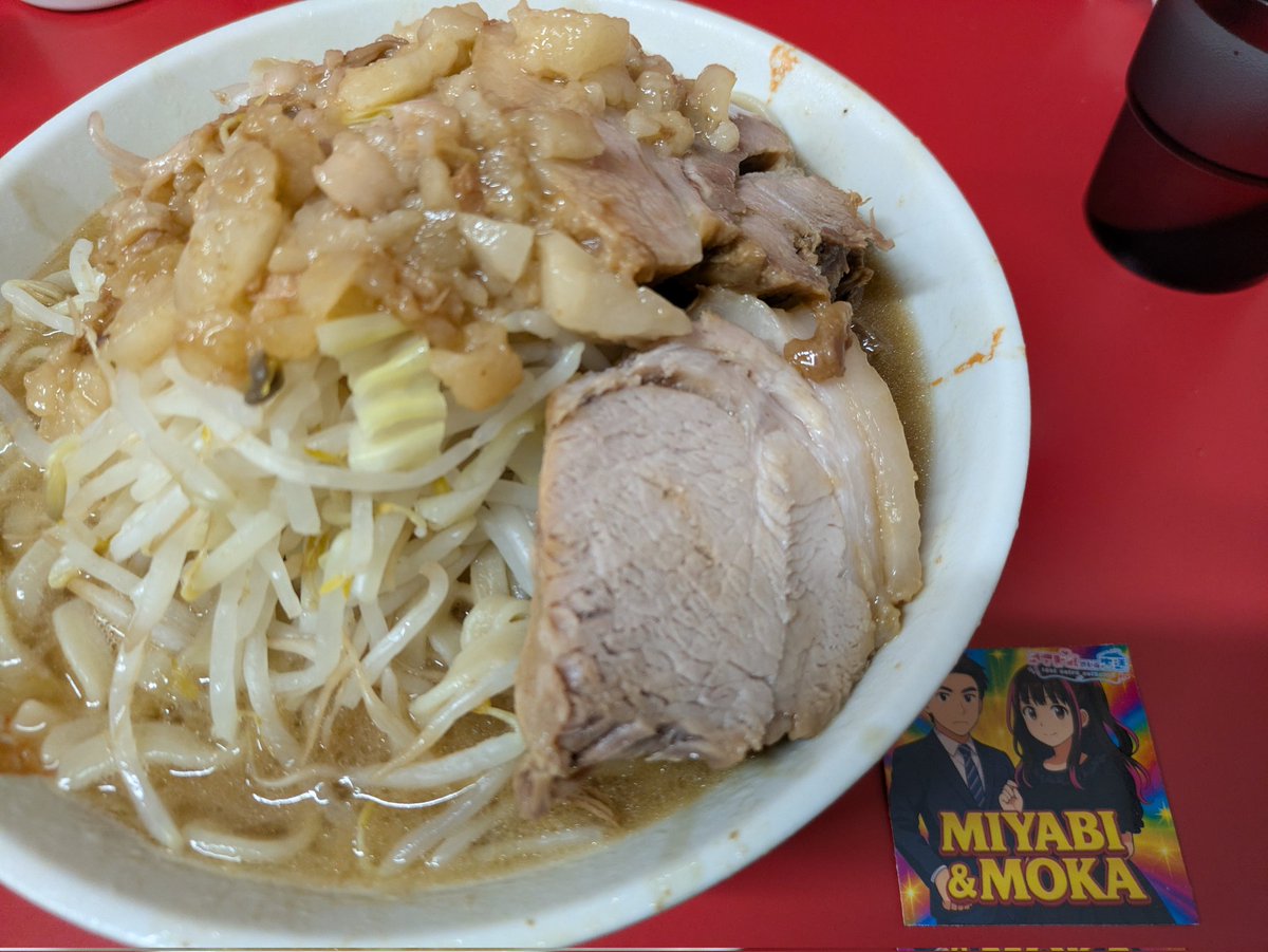 今日の晩飯
ラーメン二郎　一橋学園店さん
小ラーメン野菜少なめ脂🍜
みやもかの二人（のシール）と共に😋