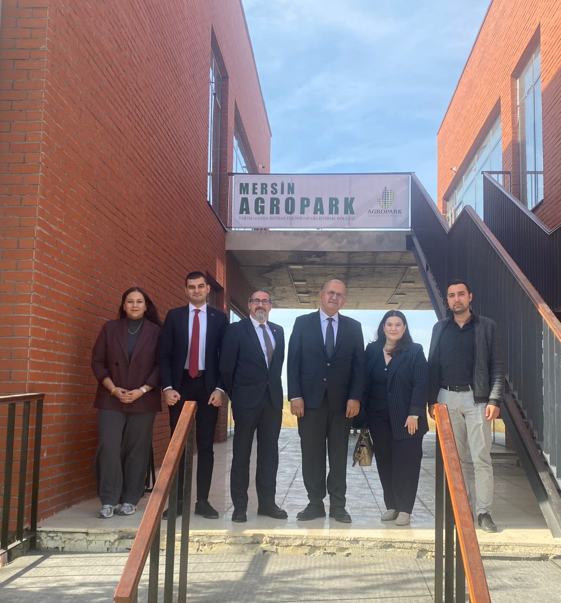 İzmir Tarım Teknoloji Geliştirme Merkezi Girişimcilik ve Ticarileştirme Direktörü Yener MERCANKÖŞK, Mersin Agropark’ı ziyaret etti.
Tarımda inovasyon, sürdürülebilirlik ve yeni iş birlikleri için verimli bir buluşma gerçekleşti. 🌿✨

#İzmirTarımTeknoloji #Agropark