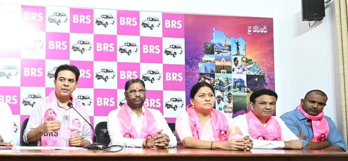 BRSKavitha's tweet photo. హైదరాబాద్ తెలంగాణ భవన్ లో 
BRS వర్కింగ్ ప్రెసిడెంట్ కేటీఆర్ గారు ఏర్పాటు చేసిన పత్రికేయుల సమావేశంలో పాల్గొనడం జరిగింది...
@KTRBRS @BRSparty https://t.co/yvONIVeRE5