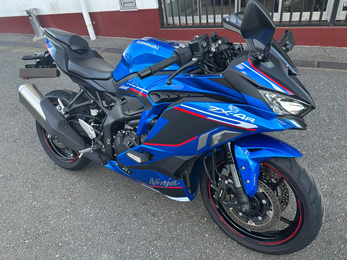 初のバイク納車終わりました🥳
中型で探して好みドンピシャなデザインがNinja ZX-4R SEだったからデビュー車がスポーツタイプという挑戦スタイル🏍️
前傾姿勢がキツくて上手く乗るには体を鍛える必要がありそうだからバイクをモチベーションにトレーニング頑張りマッスル🏋️🔥