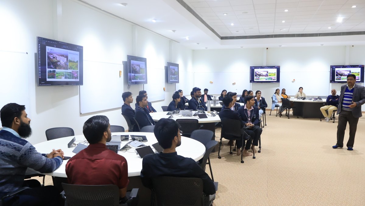 CS2_IISERB's tweet image. IISER Bhopal welcomed students &amp;amp; faculty from Jagran School of Pharmacy, JLU Bhopal for lab tours, demonstrations &amp;amp; meaningful scientific exposure.
A day of learning, exploring &amp;amp; imagining what&apos;s possible!
#IISERBhopal #CS2  #Outreach #FutureScientists #ExploreScience