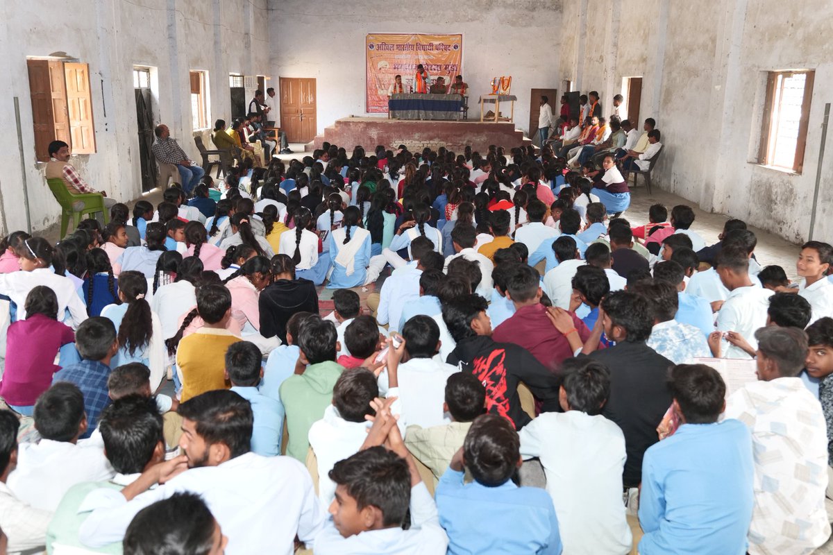 Abvp4Awadh's tweet image. भगवान बिरसा संदेश यात्रा के निमित्त रायबरेली के जनपद इंटर काॅलेज में भगवान बिरसा मुंडा गोष्ठी का आयोजन किया गया।

जिसमें प्रमुख रूप से प्रदेश जनजाति सह कार्य प्रमुख झारखंड मंटू मुर्मू गिरिडीह तथा भगवान बिरसा संदेश यात्रा के प्रांत संयोजक अलख कान्त श्रीवास्तव उपस्थित रहे