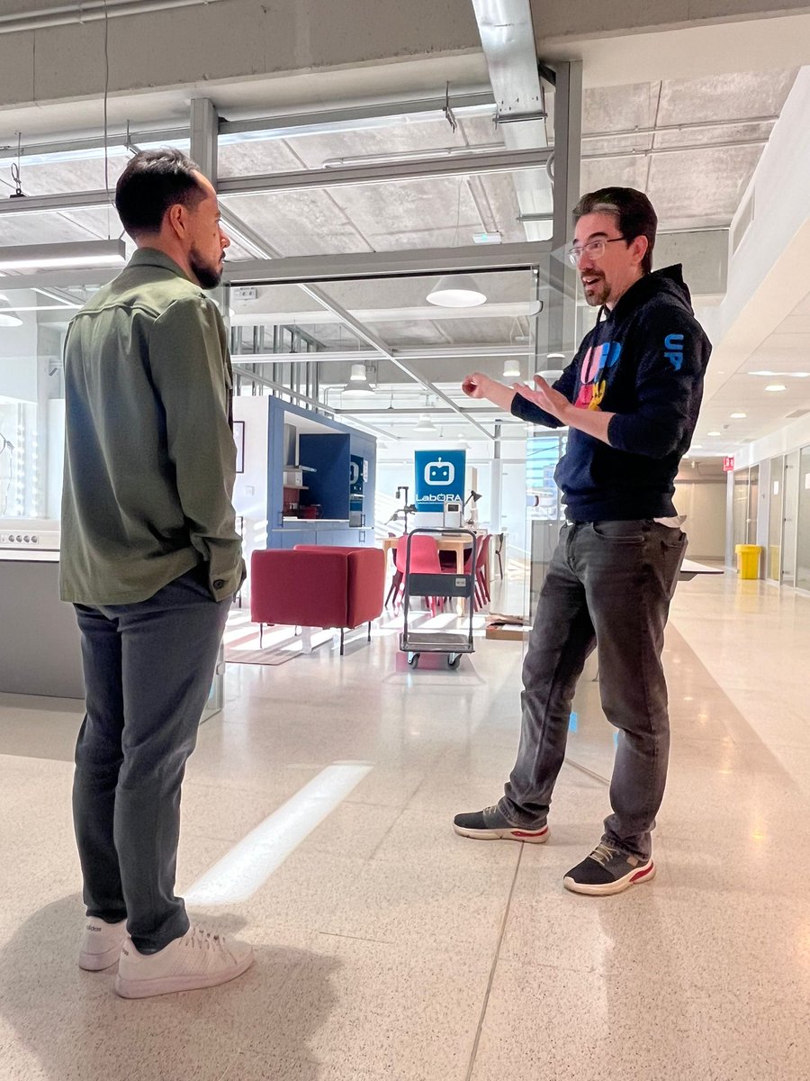 IRI_robotics's tweet image. 💫 Today, Leonel Rozo, Director of the Physical Holistic Intelligence Lab AI4I, continued his visit as part of the IRI #AlumniTalks

🤝 Júlia Borràs guided him through P&amp;amp;M lab, showing  him the @softenable robotic system, &amp;amp; Cristian Barrué through @LabORA_robotics new facilities