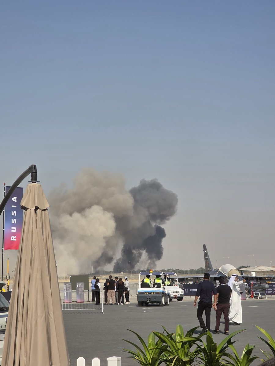 Monitor807's tweet image. Indyjski myśliwiec Tejas rozbił się podczas pokazu na Dubai Air Show. Wygląda na to, że pilot nie zdołał się katapultować.