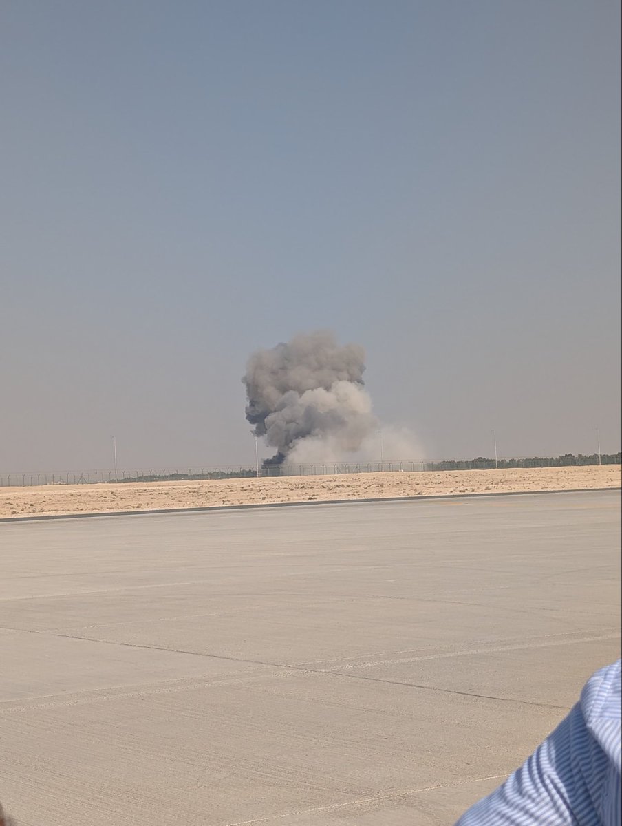 Monitor807's tweet image. Indyjski myśliwiec Tejas rozbił się podczas pokazu na Dubai Air Show. Wygląda na to, że pilot nie zdołał się katapultować.