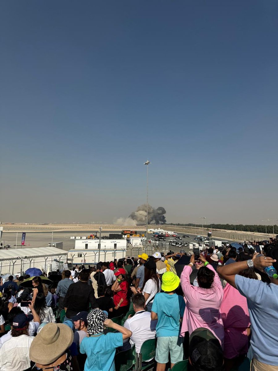 Monitor807's tweet image. Indyjski myśliwiec Tejas rozbił się podczas pokazu na Dubai Air Show. Wygląda na to, że pilot nie zdołał się katapultować.