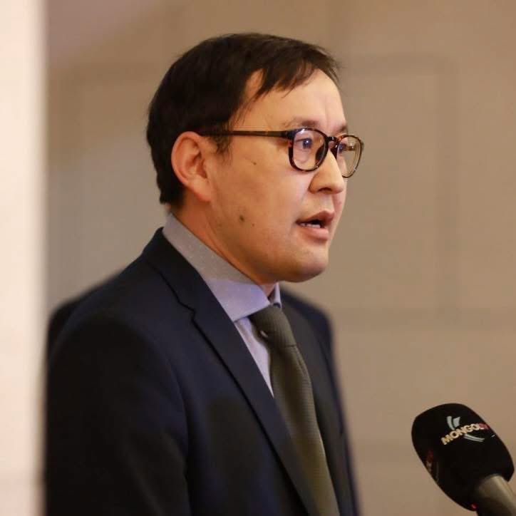 Хуульч О.Батхүү: Ирэх жил наадмын асарт гишүүд, тэдний авгай хүүхдийг биш 
тэр жилдээ улс орныхоо нэрийг гаргасан алдар гавьяатай хүмүүсээ суулгаарай даа🇲🇳