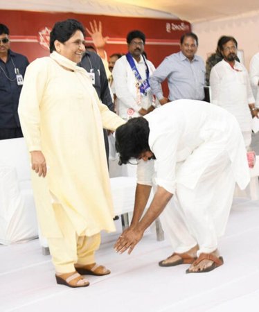 पवन कल्याण जी भी बहन जी के चरणों में दण्डवत होते हैं बहन जी का सम्मान सभी करते हैं।
जय भीम। 💙