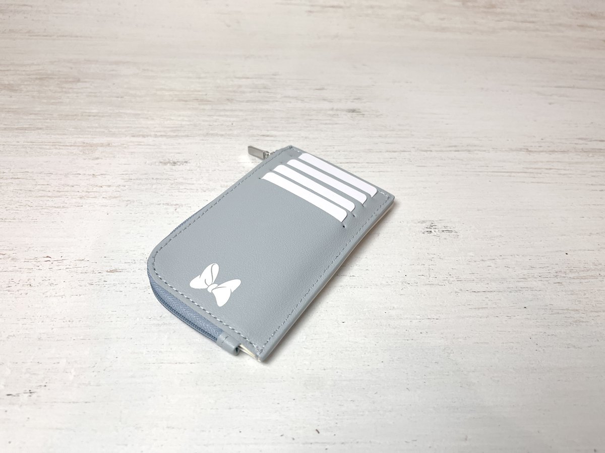 ゼクシィの付録、 ニュアンスなライトブルーにミニーちゃんの刺しゅう