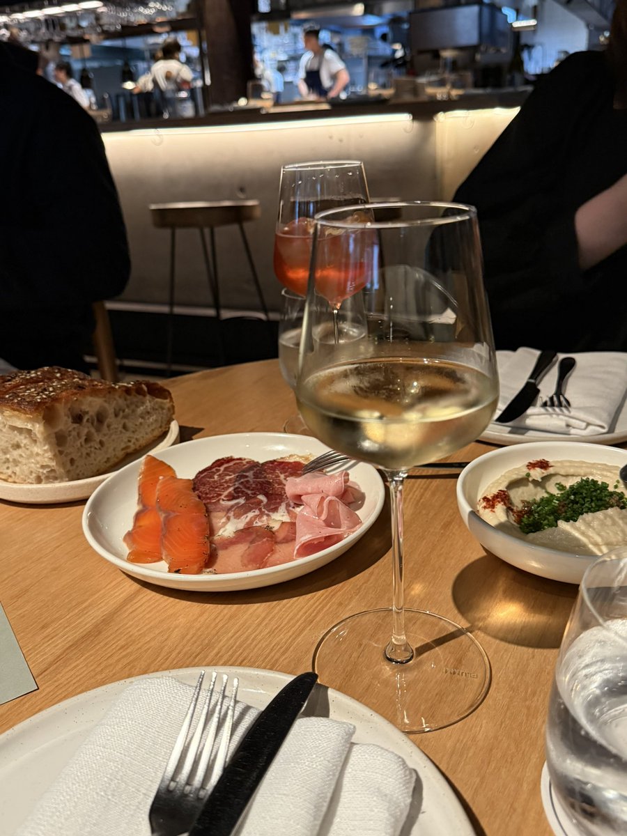 riesria's tweet image. Nomadでお誕生日のお祝いしてもらいました。
20個くらい年下の子に祝ってもらって優しさにじーん…。ありがたい。
お料理はもちろん最高で、お店のサービスもさすがでした✨
とても幸せな夜でした