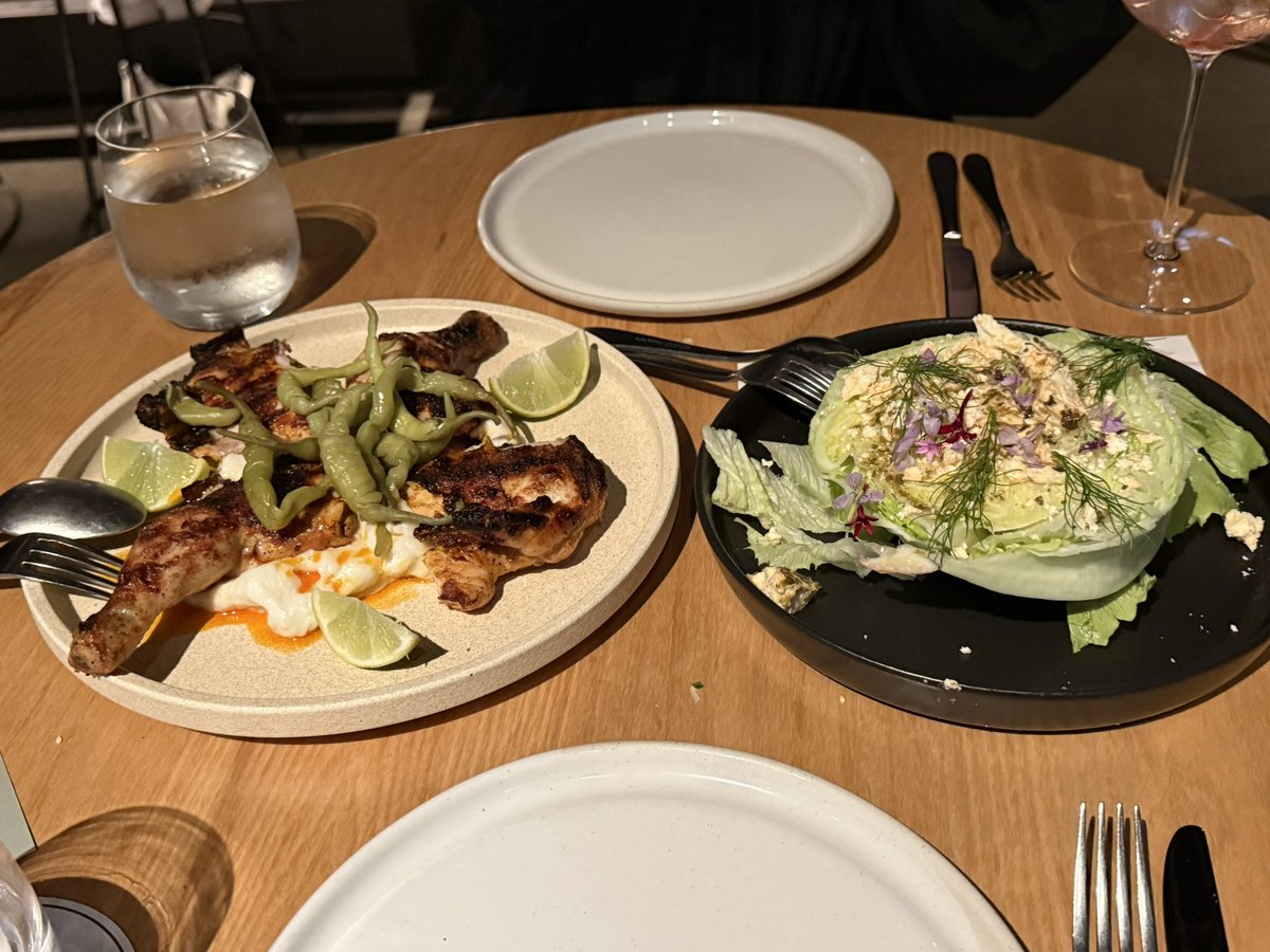 riesria's tweet image. Nomadでお誕生日のお祝いしてもらいました。
20個くらい年下の子に祝ってもらって優しさにじーん…。ありがたい。
お料理はもちろん最高で、お店のサービスもさすがでした✨
とても幸せな夜でした