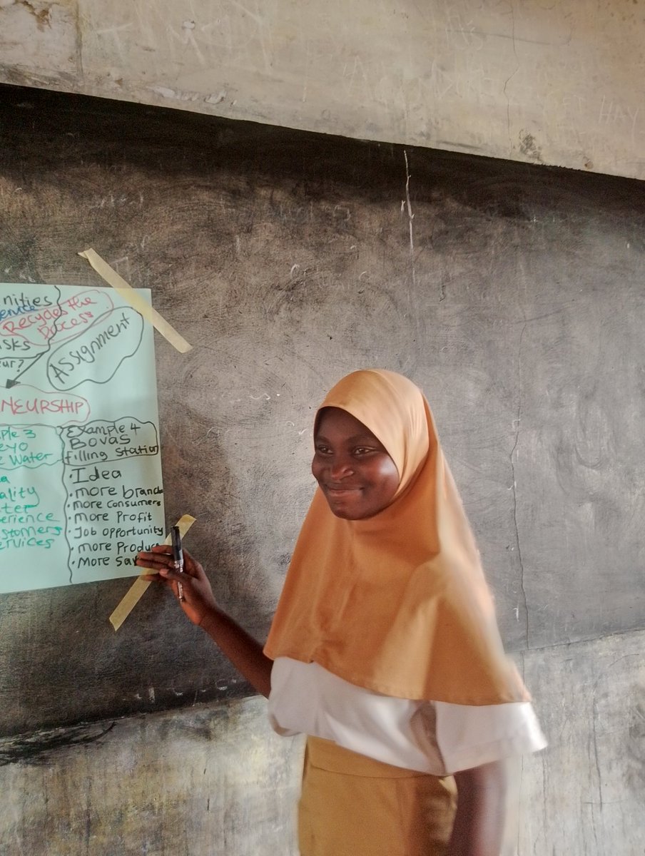 TheAzizaDev's tweet image. Week 5 of #MoneyWiseGirlsClub focused on entrepreneurship! The girls took on the roles of real CEOs—breaking down and comparing major business models. 
Their creativity and leadership skills keep leveling up. 💡🚀
 #YouthFinance #GirlsInBusiness