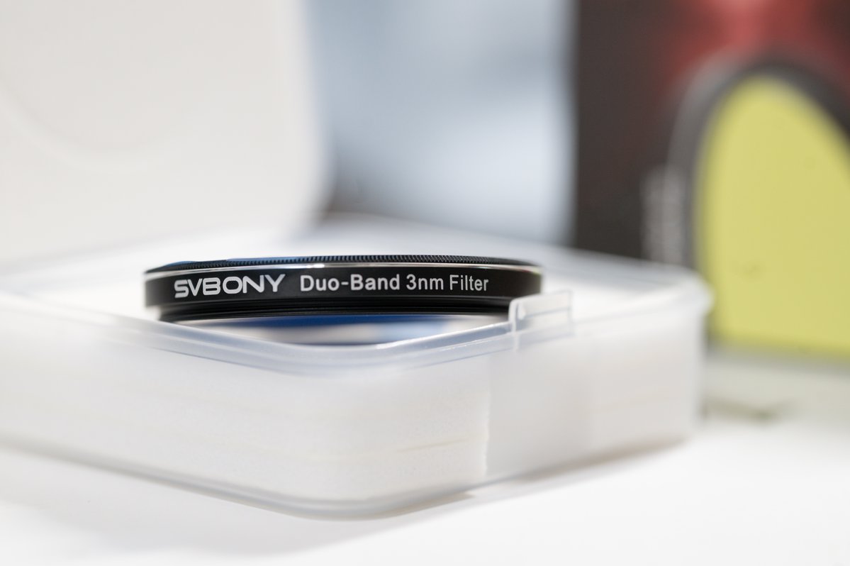 883_Enif's tweet image. [SVBONY SV220]
ナローバンド用のフィルターが欲しいなぁ・・と思っていたところ、渡りに船！レビュー用にSVBONYさんからSV220を送って頂きました。

Ha/OIIIデュアルバンド型ですが半値幅はそれぞれ3nm。F2.8に対応できるか？未知数ですが、使えたらこれは大きい。晴れたらじっくり撮ります！🔭