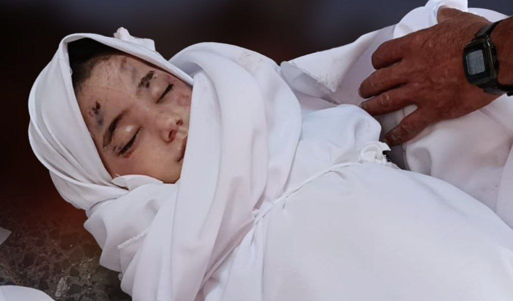 islamasalya88's tweet photo. “Azzam ailesinden küçük bir kız çocuğu, iki kardeşi, annesi ve babasıyla birlikte enkaz altından çıkarıldı. Aile, Zeytûn Mahallesi’ndeki binanın bombalanması sonucu tamamen yok edildi… Bir aile daha, isimleriyle birlikte nüfus kayıtlarından silindi.”
📸📍 Gazze https://t.co/mHqhV0VxPE