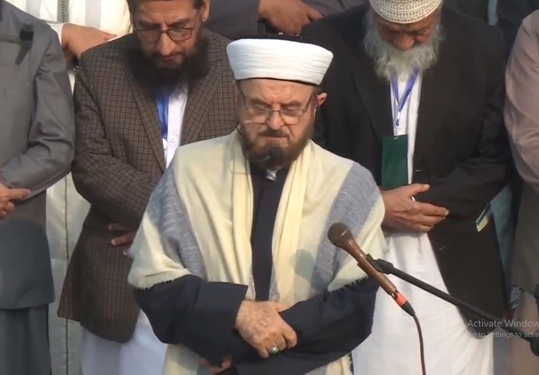 JIPOfficial's tweet photo. Allahu Akbar, wa lillahil hamd!

Thousands gathered in reverence, at the Ijtama e Aam, standing before their Lord as Sheikh Dr. Mohiuddin Al-Qaradaghi, President of the International Union of Muslim Scholars, delivered the Khutbah Jummah and led the blessed prayer.

 #اجتماع_عام_مینار_پاکستان