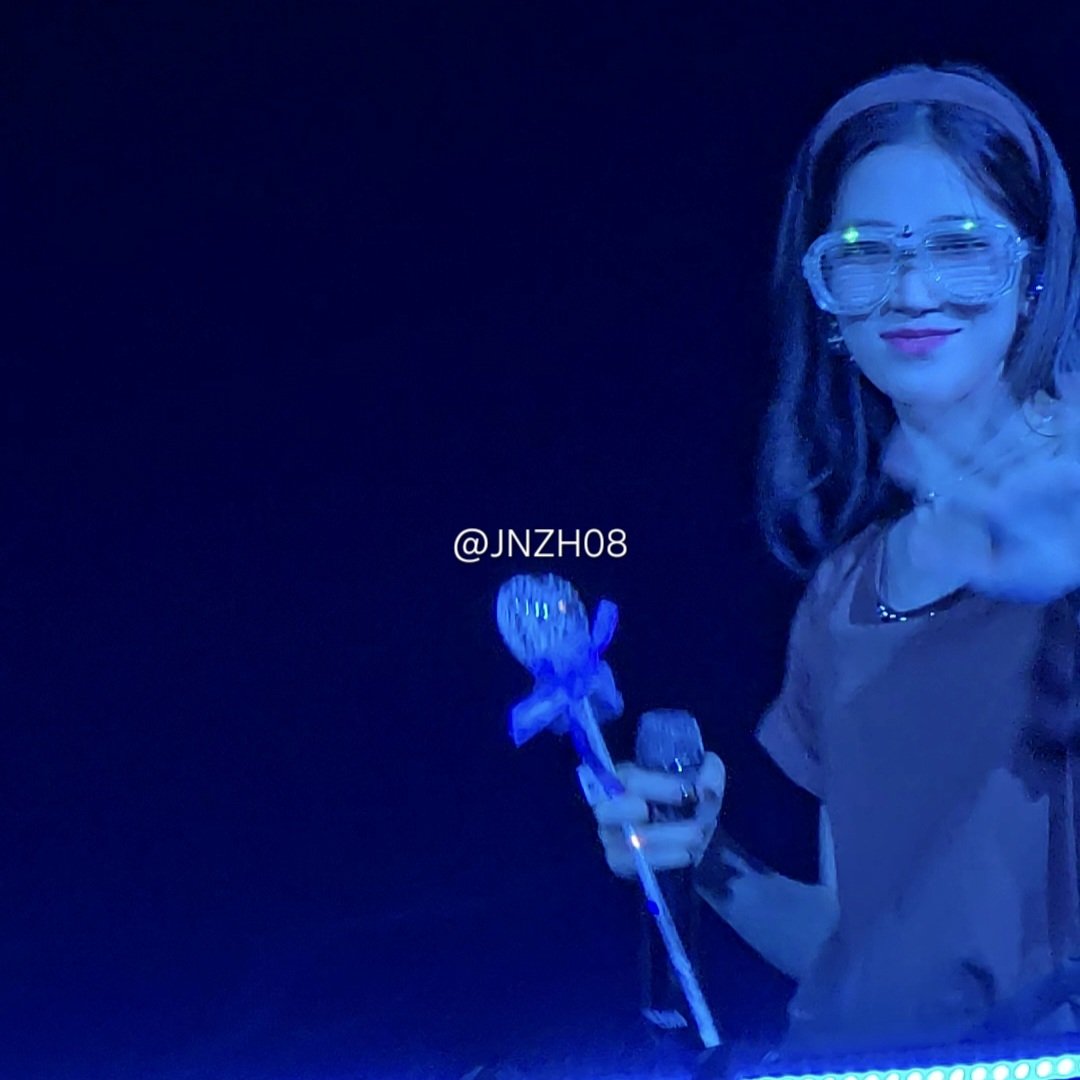 JNZH08's tweet image. 251119 르세라핌 도쿄돔 TOKYO DOME 
즈하 자기 팬 찾아내는 거 너무 잘하네..ㅠㅠㅠ
#카즈하 #KAZUHA #カズハ