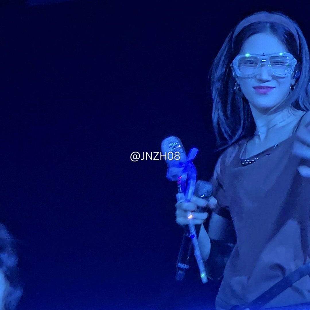 JNZH08's tweet image. 251119 르세라핌 도쿄돔 TOKYO DOME 
즈하 자기 팬 찾아내는 거 너무 잘하네..ㅠㅠㅠ
#카즈하 #KAZUHA #カズハ