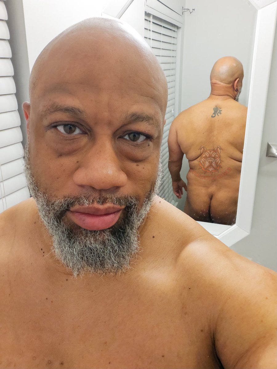 Good morning my freaks. Happy Friday back in the lab. Ending the week strong. Let Daddy show you what old man strength is all about 😈