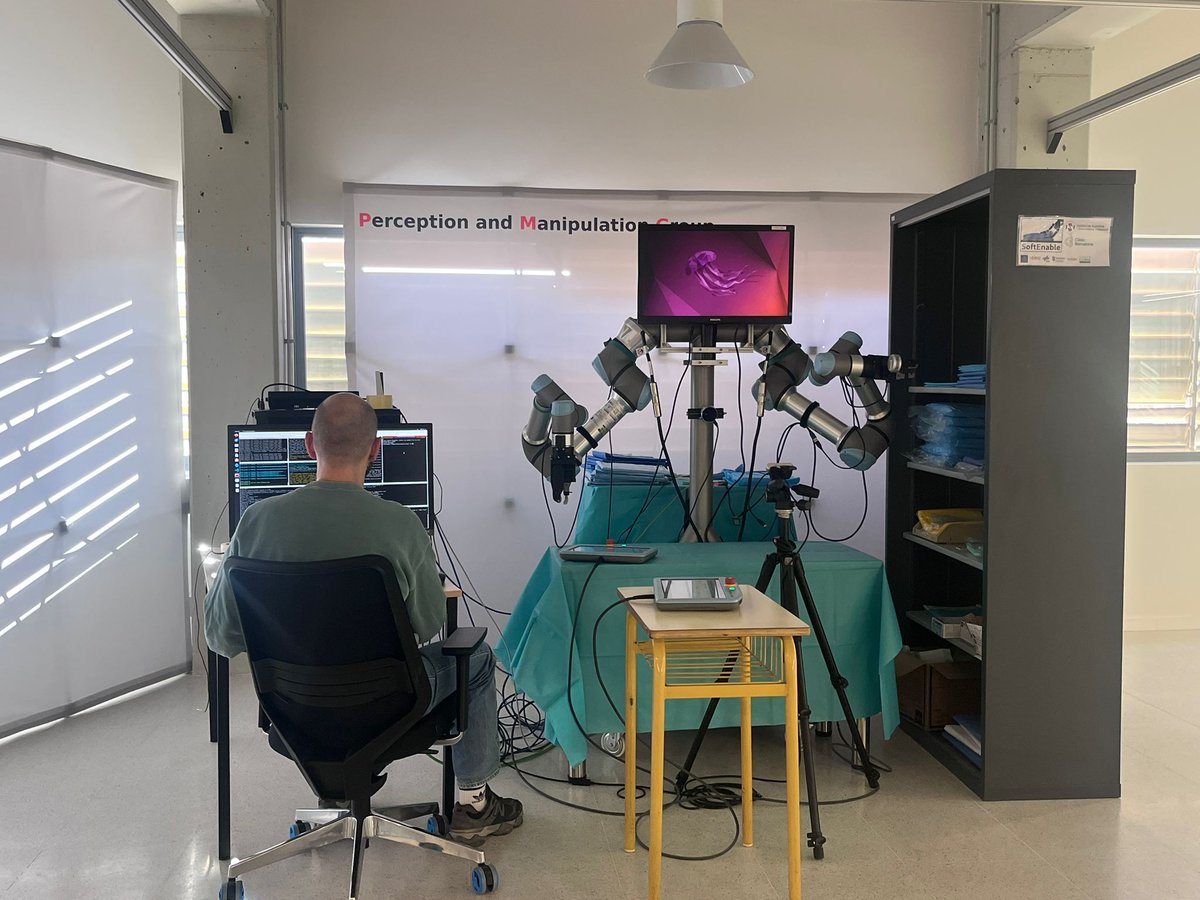 IRI_robotics's tweet image. 💫 Today, Leonel Rozo, Director of the Physical Holistic Intelligence Lab AI4I, continued his visit as part of the IRI #AlumniTalks

🤝 Júlia Borràs guided him through P&amp;amp;M lab, showing  him the @softenable robotic system, &amp;amp; Cristian Barrué through @LabORA_robotics new facilities