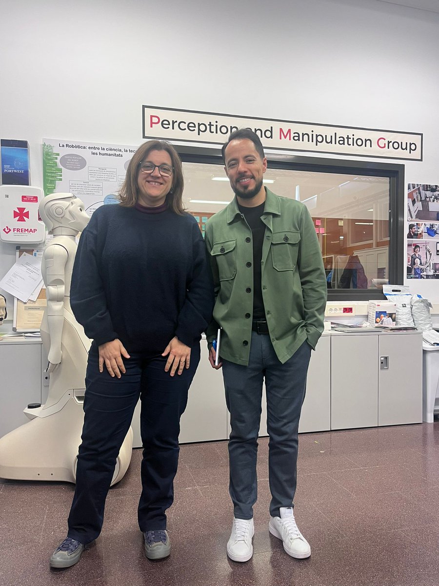 IRI_robotics's tweet image. 💫 Today, Leonel Rozo, Director of the Physical Holistic Intelligence Lab AI4I, continued his visit as part of the IRI #AlumniTalks

🤝 Júlia Borràs guided him through P&amp;amp;M lab, showing  him the @softenable robotic system, &amp;amp; Cristian Barrué through @LabORA_robotics new facilities