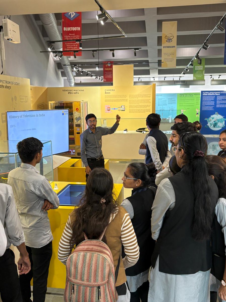 JaydipJada's tweet image. Visitors and students explored the amazing history of television and learned about the different types of televisions on World Television Day at Regional Science Centre, Rajkot! 📺✨
#WorldTelevisionDay #RSCRajkot #ScienceForAll #sciencecityrajkot #science #scienceatRajkot