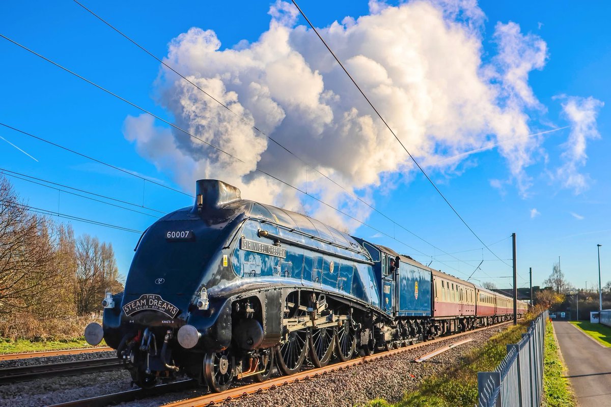 Sir Nigel Gresley leaves #Retford after taking a quick drink en route to #York #ChristmasMarket <a href="/Steam_Dreams/">Steam Dreams Rail Co</a> @lner <a href="/BBCLookNorth/">BBC Yorkshire</a>